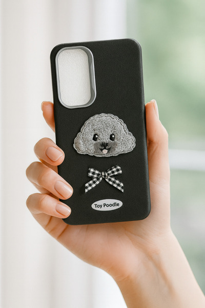 MustCase حافظة هاتف سامسونج جالاكسي A25 مطرزة بتصميم كلب البودل باللون الأسود - موديل فاخر مع تفاصيل فيونكة