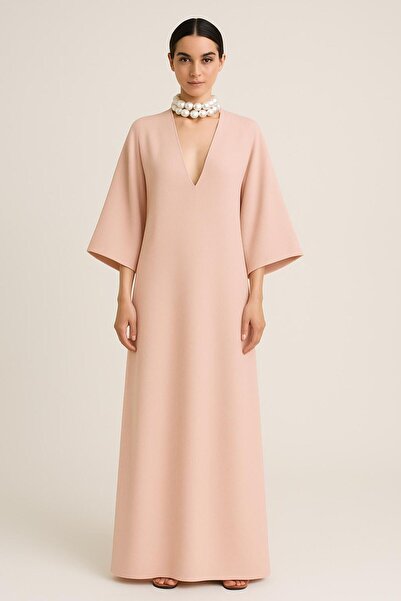 ALYEL NAKER فستان كريب أنيق بطول ماكسي مع ياقة على شكل V وأكمام واسعة