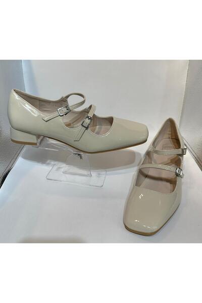 Chance New model women's shoes in glossy leather with two stripes on the front add elegance and beauty to the outfit.