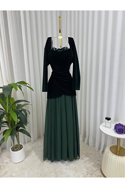 Riva A long and elegant evening dress that combines felt and georgette fabric.