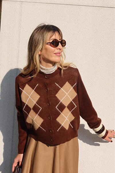 Zey Studio كارديجان نسائي بني اللون ذو ملمس ناعم ونقشة البقلاوة وياقة دائرية