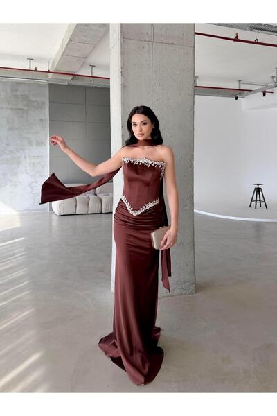 Serica Moda Βραδινό φόρεμα από σατέν με καφέ στράπλες και κεντημένο σάλι με λεπτομέρειες