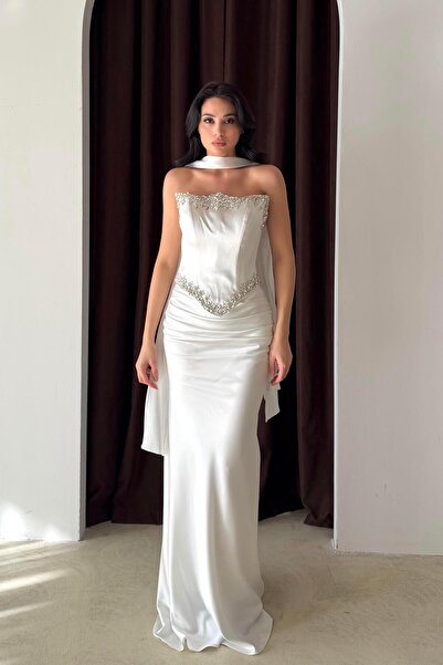 Serica Moda Λευκό σατέν βραδινό φόρεμα με στράπλες και κεντημένο σάλι με λεπτομέρειες