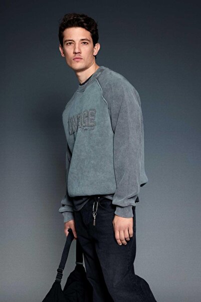 ablukaonline Ανδρικό φούτερ oversized με λεπτομέρεια vintage κεντήματος που πλένεται αναλογικά στο ανθρακί