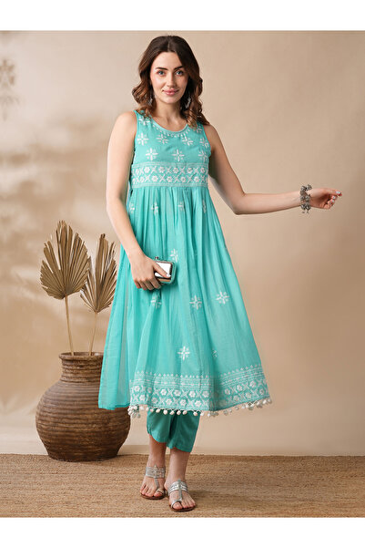 Globus By Styli طقم كورتا وبنطال مطرز بالورود باللون الأزرق