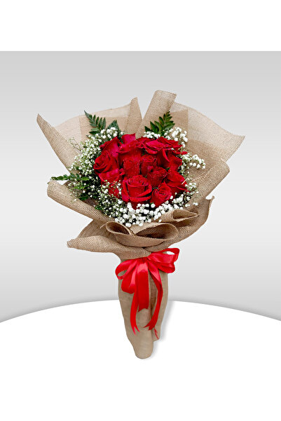 Carmel Flowers 15 وردة حمراء مع حشوات وأوراق، مغلفة بورق الجوت وشريط