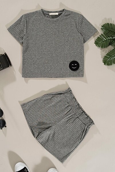 FOR YOU MODA Detailliertes Set aus grauen Shorts