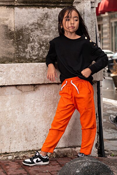 FOR YOU MODA Orangefarbene Gabardine-Hose mit doppelten Schulterknöpfen