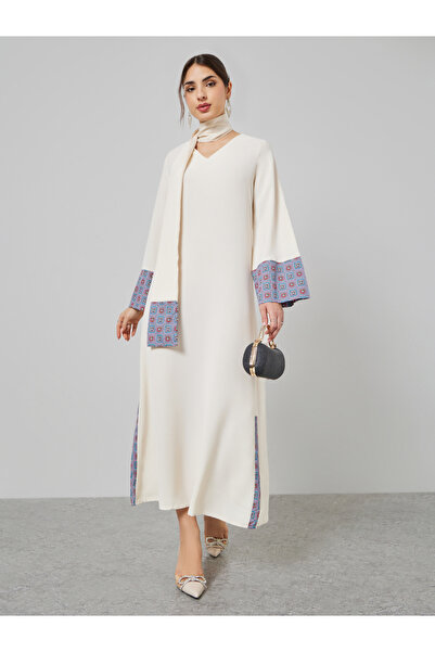 Styli جلابية برقبة على شكل حرف V وحواف متباينة مع وشاح