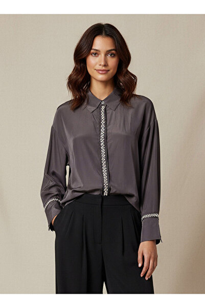 FAV قميص مزين باللؤلؤ وأكمام طويلة