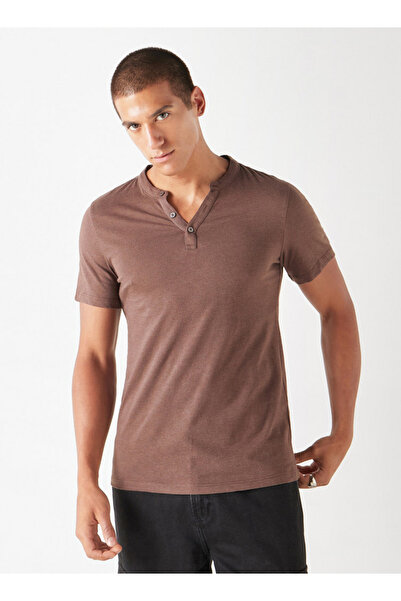 FAV تي شيرت سادة برقبة هنلي وأكمام قصيرة