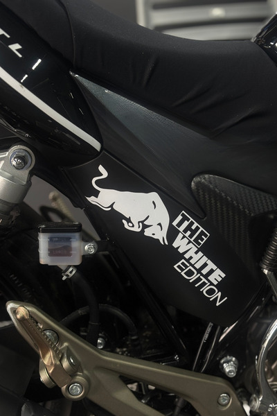 Banxtre مجموعة ملصقات The White Edition باللون الأبيض للدراجات النارية والخوذ...