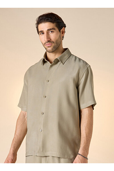 FAV قميص بقصّة عادية وأكمام قصيرة