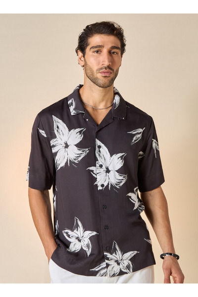 FAV قميص قصة مريحة زهور وياقة معسكر وأكمام قصيرة