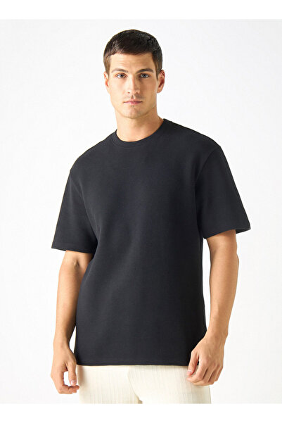 FAV تي شيرت بتصميم محكم ورقبة دائرية وأكمام قصيرة