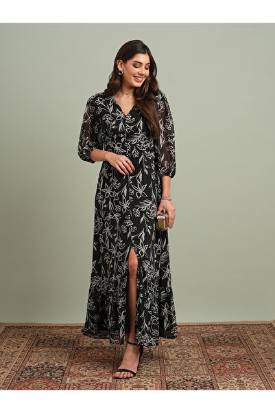 Globus By Styli فستان ماكسي أسود بطبعة شق وفتحة أمامية