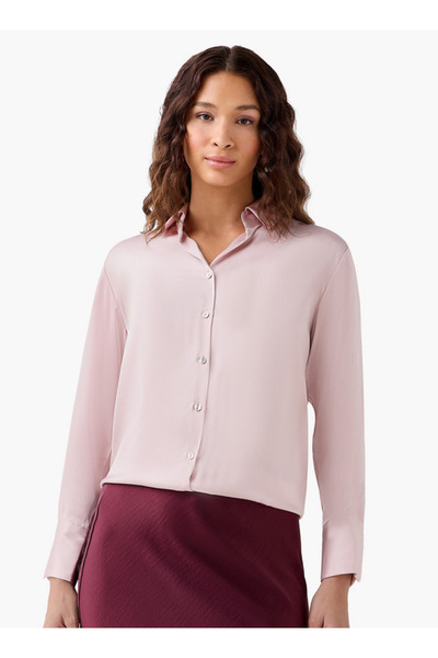 FAV قميص ساتان بقصّة عادية مع ياقة