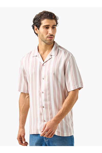 FAV قميص مخطط بقصّة عادية وياقة معسكر وأكمام قصيرة