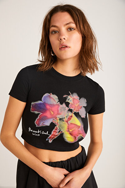 ETHIQUET JESS Жіноча квіткова принт деталізована короткий рукав велосипедний комір кроп чорна футболка