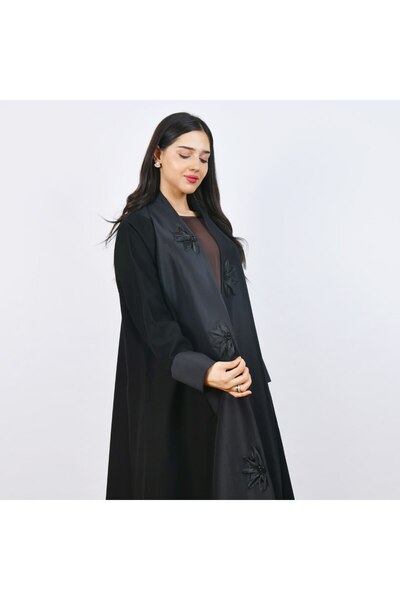 HAWRAA ABAYA عباية سوداء أنيقة بتفاصيل فاخرة مزينة بورود من قماش الساتان مزين...