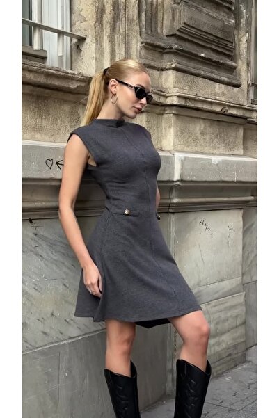 MAMAYAGA Γυναικείο φόρεμα ψηλός λαιμός με ασύμμετρη φούστα και αγκράφα στη μέση, αμάνικο κομψό σχέδιο