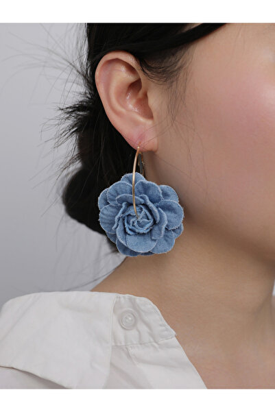Take Two By Styli أقراط متدلية على شكل زهرة من الدنيم الأزرق