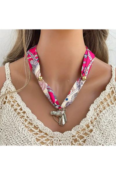 set.up PEMBE BANDANA MODEL AT DETAYLI CHARMLI KOLYE