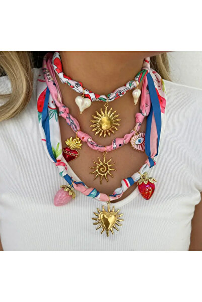 set.up PEMBE BANDANA MODEL GÜNEŞ KALP DETAYLI CHARMLI KOLYE