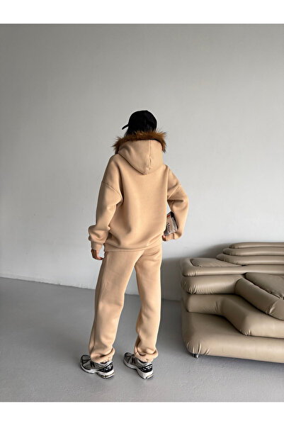 the DIFFerent Σετ μπεζ φούτερ και παντελόνι με λεπτομέρεια από τεχνητή γούνα