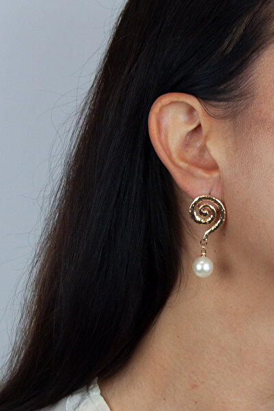 Pridza أقراط ذهبية متدلية بتفاصيل لؤلؤية على شكل حلزوني