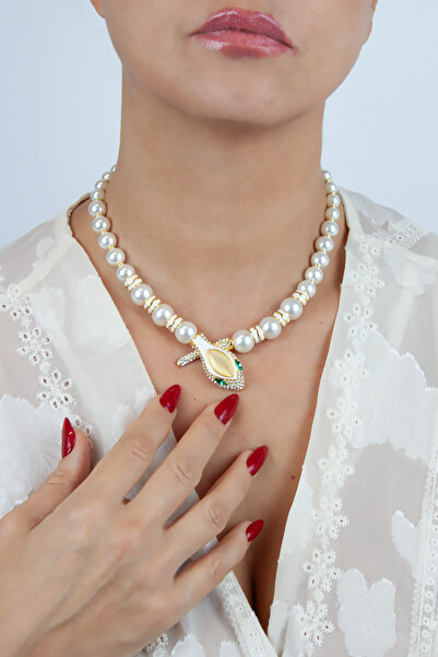 Pridza قلادة من اللؤلؤ مع حجر الزركون وتفاصيل ذهبية على شكل ثعبان
