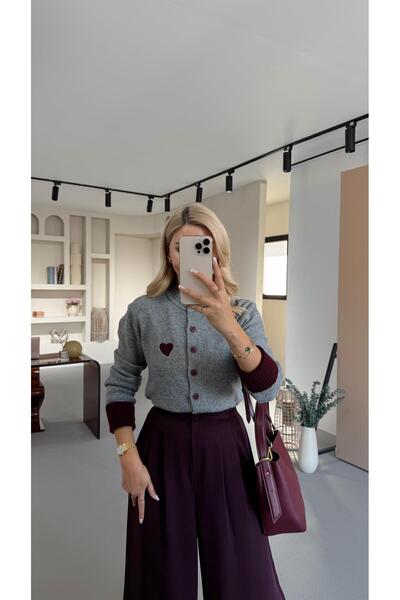 Sezgi Tekin كارديجان رمادي اللون مع تفاصيل تطريز على شكل قلب وملمس ناعم