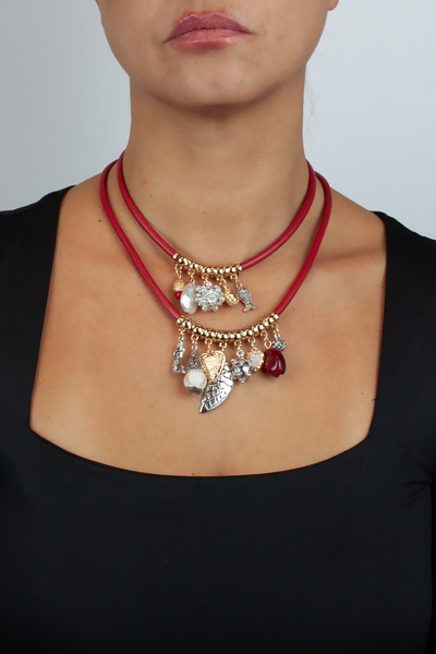 Liveyn Design قلادة شوكر حمراء بتصميمات متعددة وتفاصيل جذابة