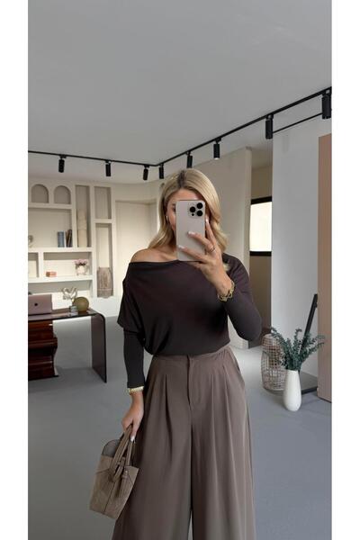 Sezgi Tekin بلوزة بنية اللون بياقة قارب