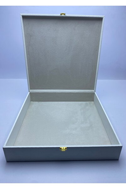 tarafluxury White Ramadan gift box – decorative palm tree and crescent moon design