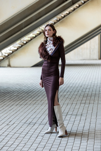 Berr-ın فستان محبوك مع إكسسوارات شال باللون البني