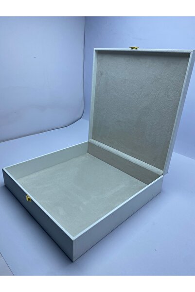 tarafluxury White Ramadan gift box – decorative palm tree and crescent moon design