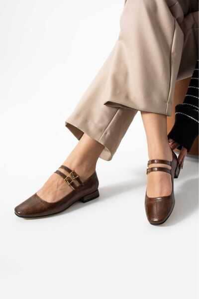 Roshin Shoes حذاء نسائي بكعب قصير وتفاصيل حزام مزدوج باللون البني على طراز ال...