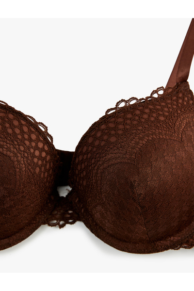 Koton Σουτιέν με επιπλέον γέμιση και υποστήριξη με λεπτομέρεια από δαντέλα από βισκόζη