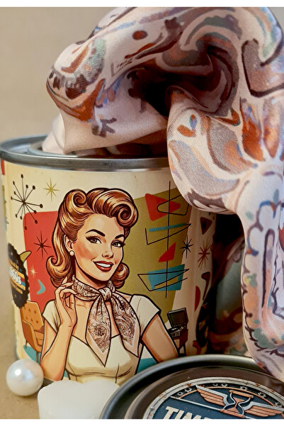 Time in a Tin Pera Kokusu İpeksi Saten Fular – Retro Teneke Kutuda Yasemin Ko...