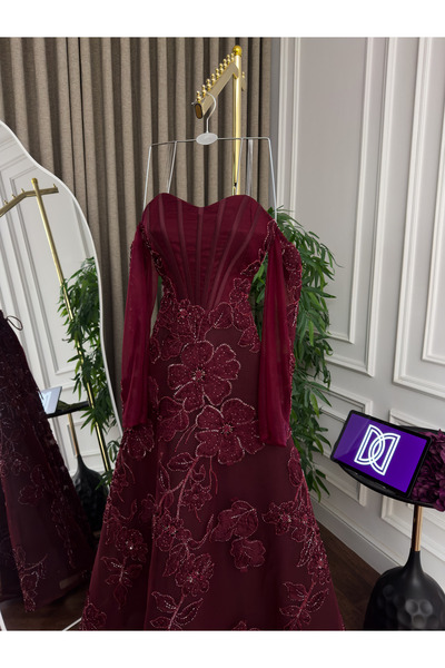 Generic Royal Dress - A captivating tulle chiffon skirt with beadwork and gold floral embellishments