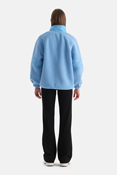 Dagi Palton pentru femei albastru deschis cu buzunar frontal și închidere cu capsă