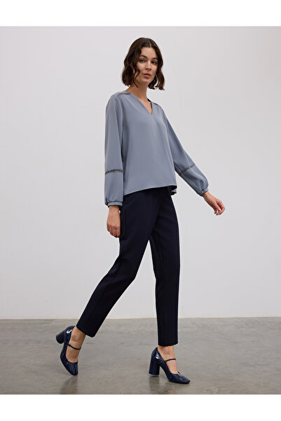 BGN workshop بلوزة ساتان بياقة على شكل حرف V مع تفاصيل مطوية من قماش الجوبر