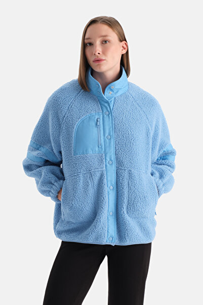 Dagi Palton pentru femei albastru deschis cu buzunar frontal și închidere cu capsă