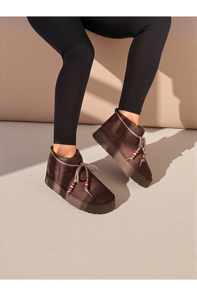 Jarrox Γυναικείες χειμερινές μπότες MOCCA σε καφέ σουέντ χρώμα, άνετη σόλα από πολυελαίο, αξεσουάρ με χάντρες, επένδυση από γούνα στο εσωτερικό