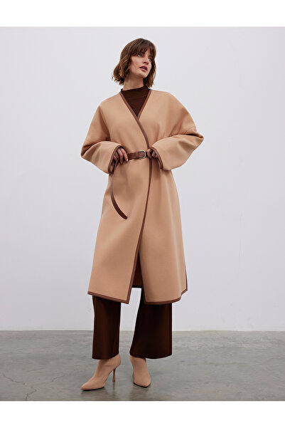 BGN workshop معطف جلدي من YUN KARISIMLI مع تفاصيل جلدية وحزام جلدي