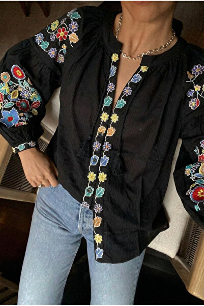 FEMELLE Γυναικεία μπλούζα από βαμβακερό κέντημα με μαύρο γιακά με φούντα και κέντημα με μανίκια μπαλόνι