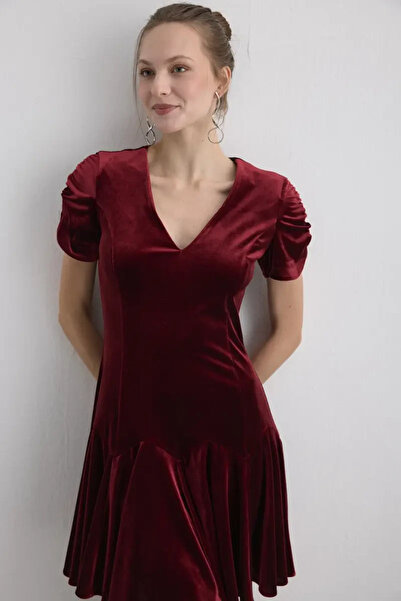Gusto Mini Velvet Dress with V-Neck - Burgundy