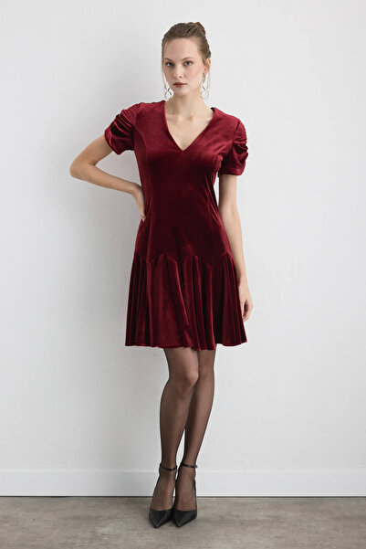 Gusto Mini Velvet Dress with V-Neck - Burgundy