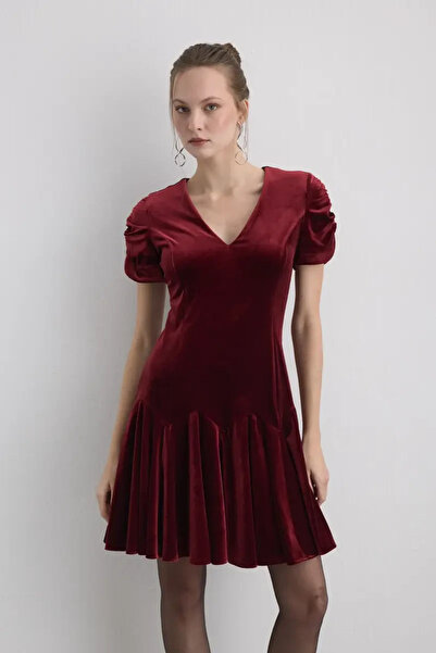 Gusto Mini Velvet Dress with V-Neck - Burgundy